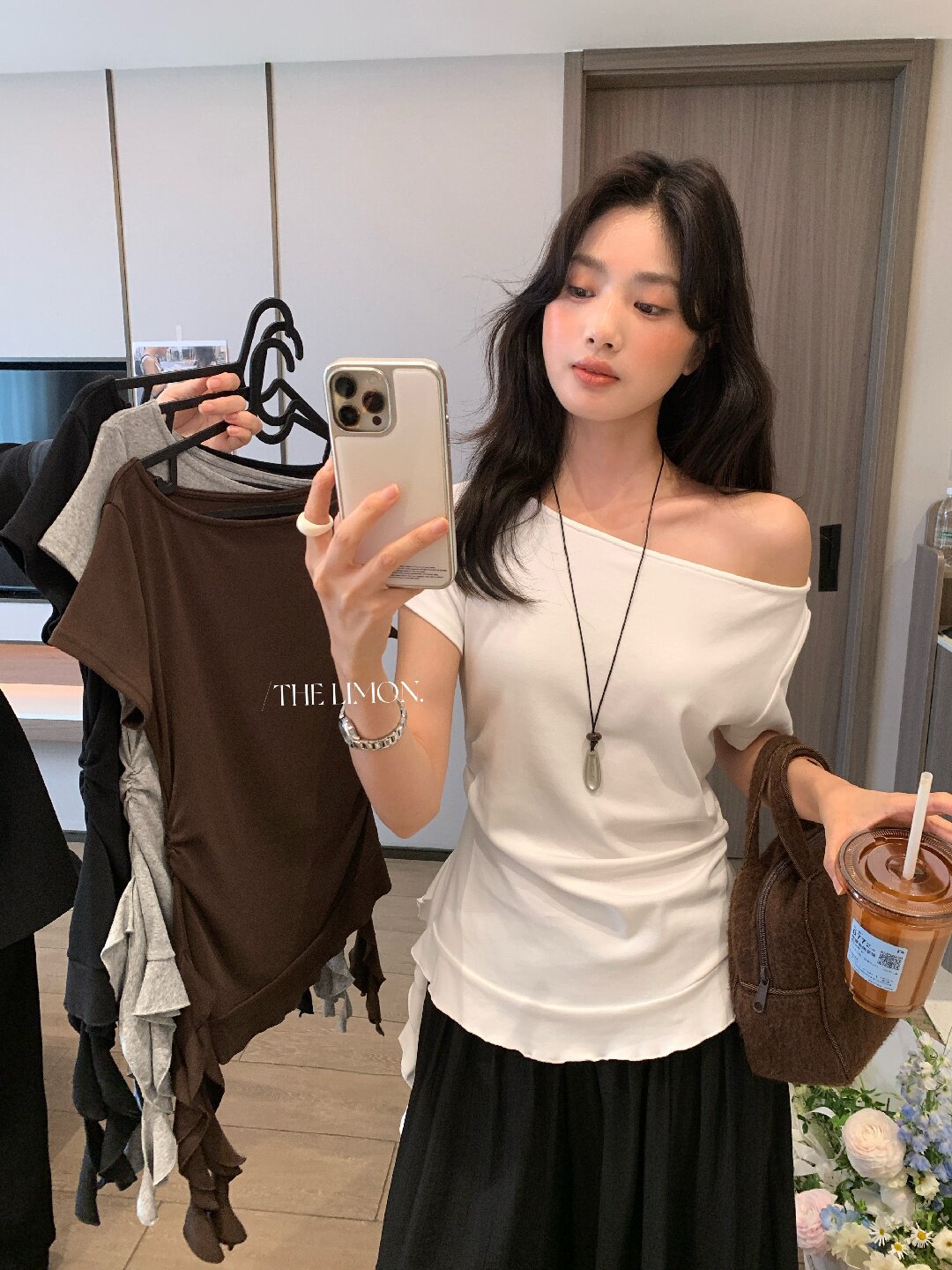 Áo thun nữ tay ngắn thiết kế lệch vai, dây rút eo, phong cách Hàn Quốc — màu đen, Màu cà phê, màu trắng, Xám hoa chi tiết 53