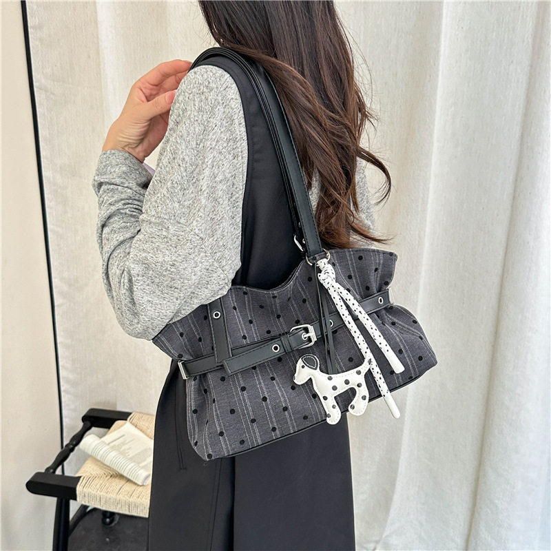Túi tote kẹp nách nữ họa tiết chấm bi, form lớn đựng nhiều đồ, có dây đeo vai — Màu cà phê Không có mặt dây chuyền, Đen không có mặt dây chuyền, Màu cà phê có mặt dây chuyền, Màu đen có mặt dây chuyền chi tiết 20