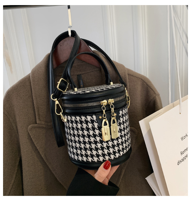 Karierte Zylindrische Kleine Tasche Herbst Und Winter Einfaches Temperament Einfache One-shoulder-messenger-bucket-tasche display picture 3