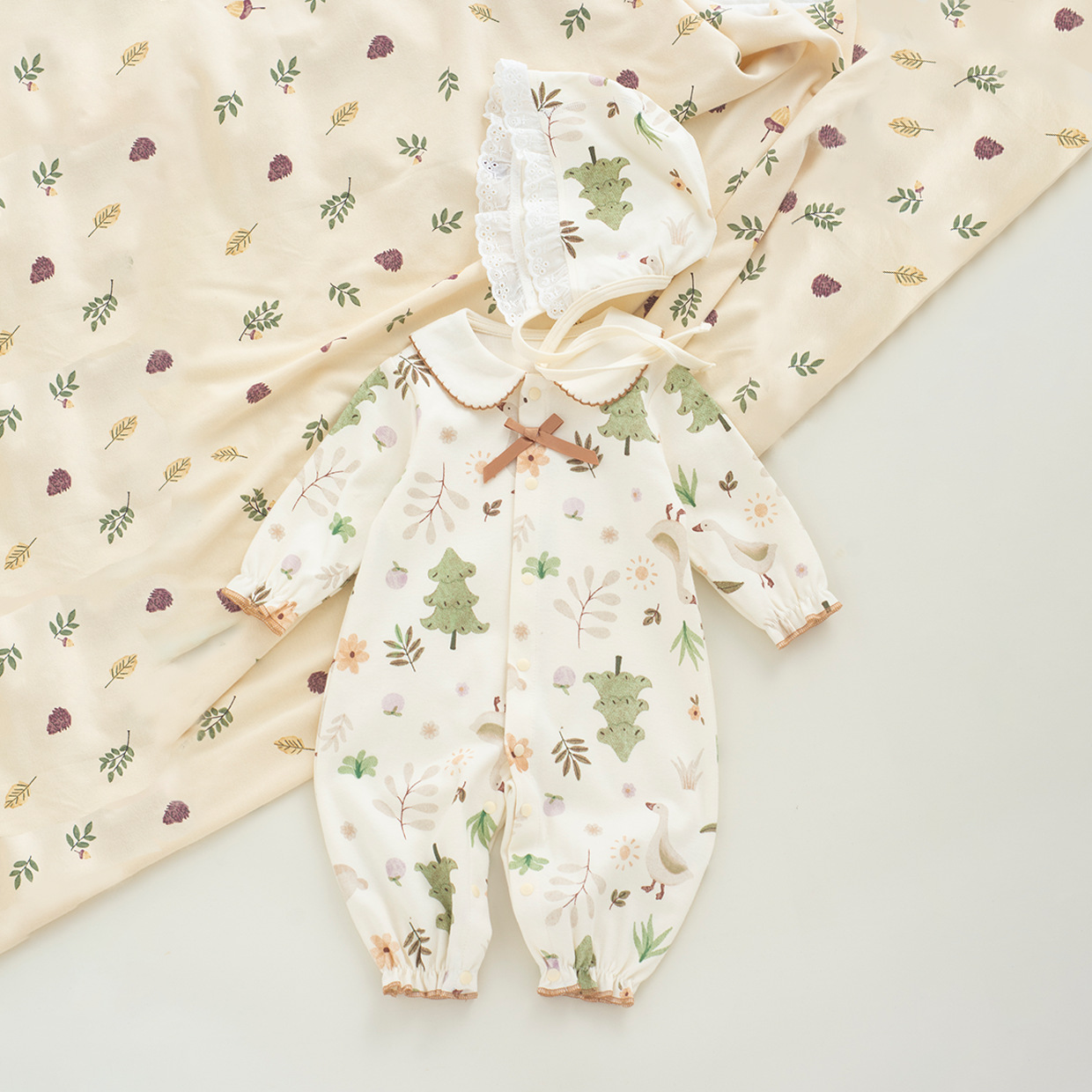 Primavera y otoño nuevo estilo pequeña princesa pintura al óleo viento pequeño conejo mampara recién nacido bebé algodón muñeca cuello de muñeca traje de sombrero de encaje