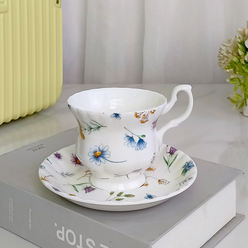 Taza de café de cerámica de flores medievales francesas, taza de té de camellia de la tarde, taza de té de lujo ligera, taza de platos domésticos de alto valor facial