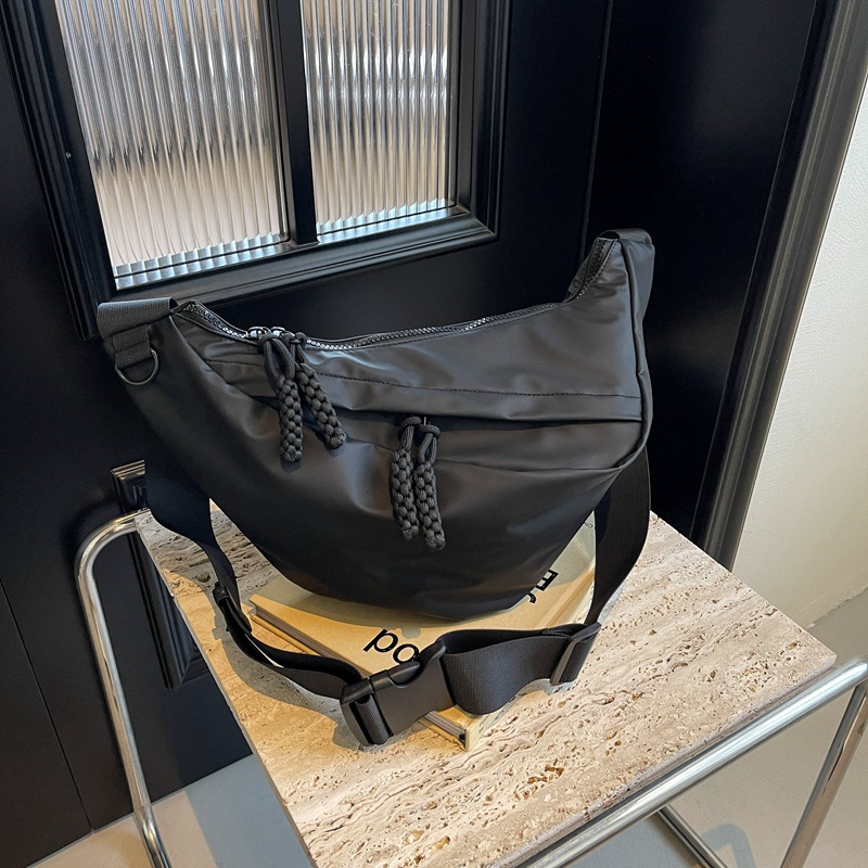 Borsa a tracolla donna modello dumpling elegante versatile_voghion.com