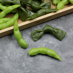 工場の現物は食べ物の模型の鍋の昆布をシミュレーションして枝豆のおもちゃを結びます。