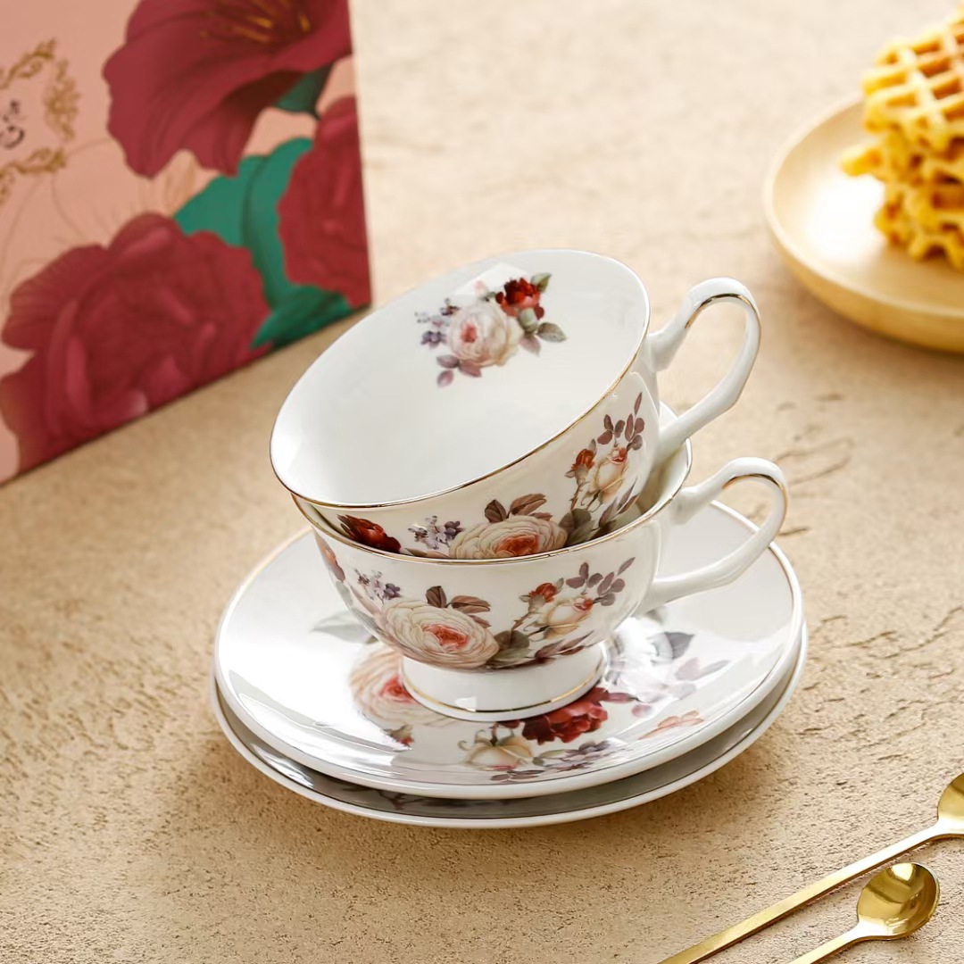 Tazas de café retro europeas mariposa caja de regalo de alto valor de la tarde copa de camellia regalo de mano taza de regalo de alto nivel