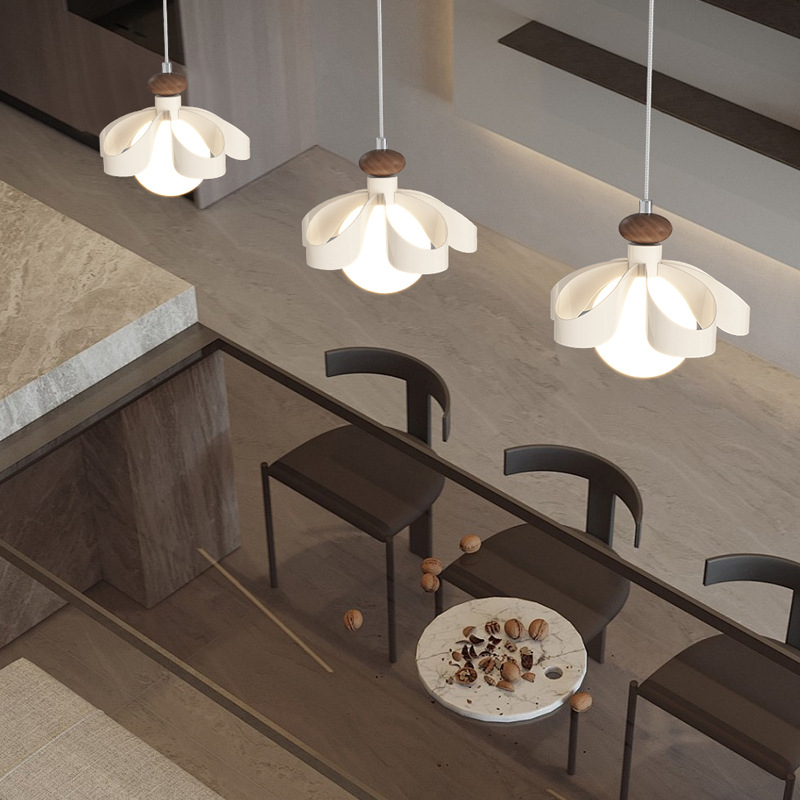 Gran vista jardín lámpara de restaurante 2026 nuevo estilo francés crema pétalos de viento creativo lámpara de comedor lámpara de cabezal de cama lámpara de pasillo 255Q