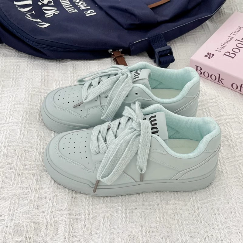 Высокое значение 2024 новые летние туфли на толстой подошве женские дикие чики нишевые оригинальные повседневные хлебные маленькие белые туфли