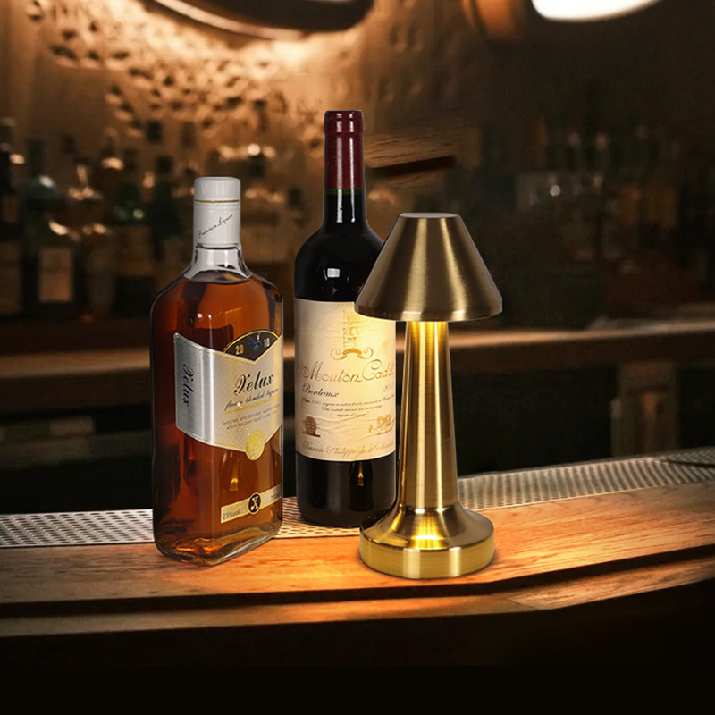 Transfronteriza dormitorio creativo mesita de noche lámpara de mesa decorativa Luz de lujo Nordic ins bar táctil retro metal mancuerna lámpara de mesa