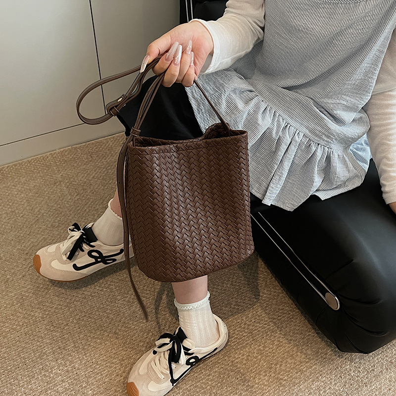 Bolso de cubo de textura transfronteriza 2025 verano nuevo bolso femenino retro tejido patrón bandolera moda niño-madre bandolera