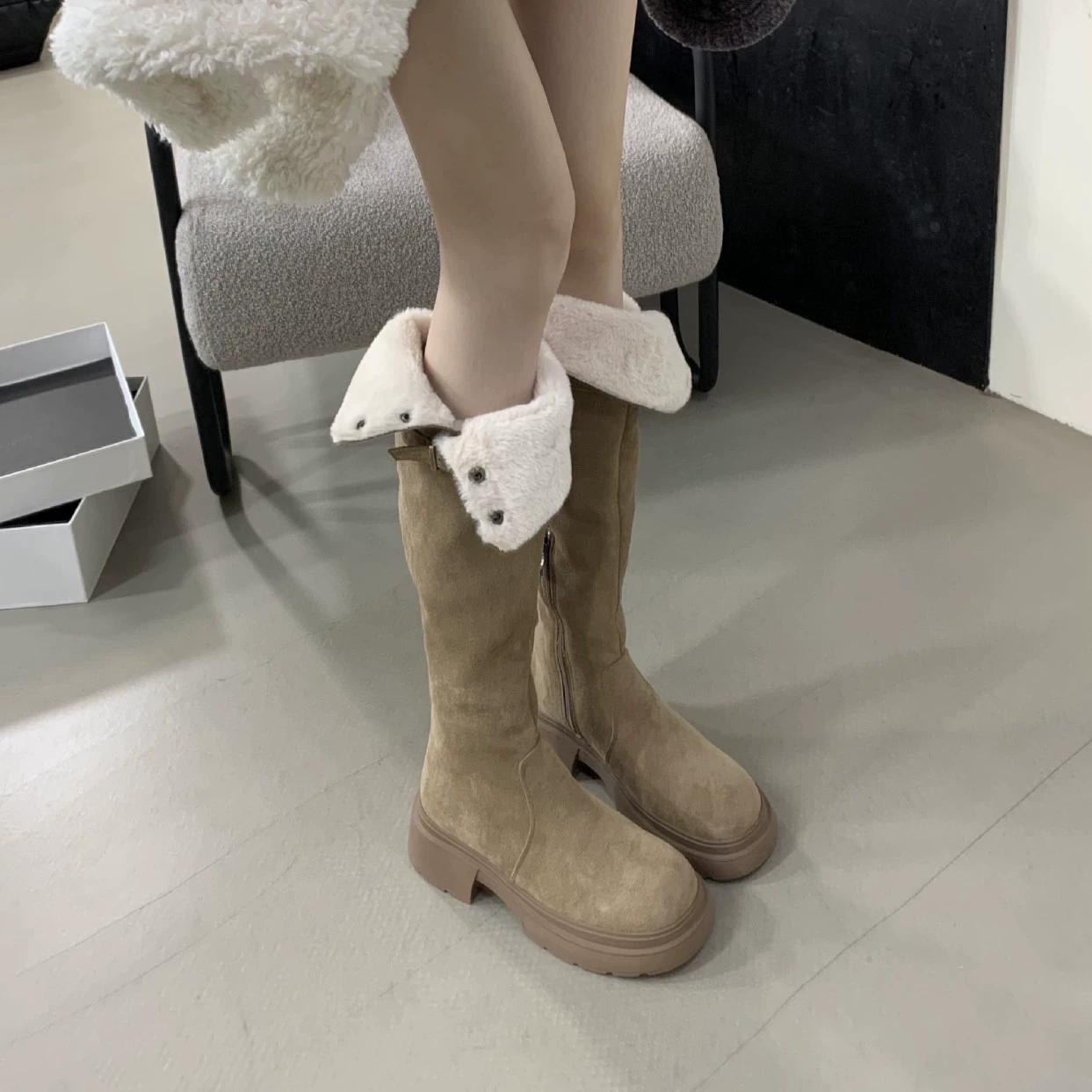 Keep warm demi-season high boots platform, 2024 years