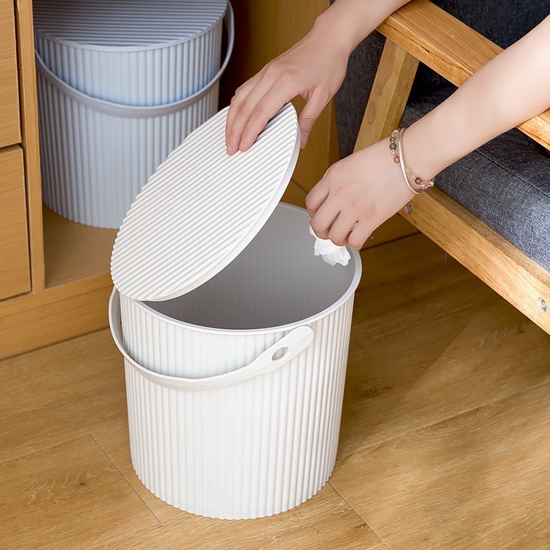 メーカーは家庭用の手提げ蓋付きのプラスチック製の桶を提供しています。|undefined