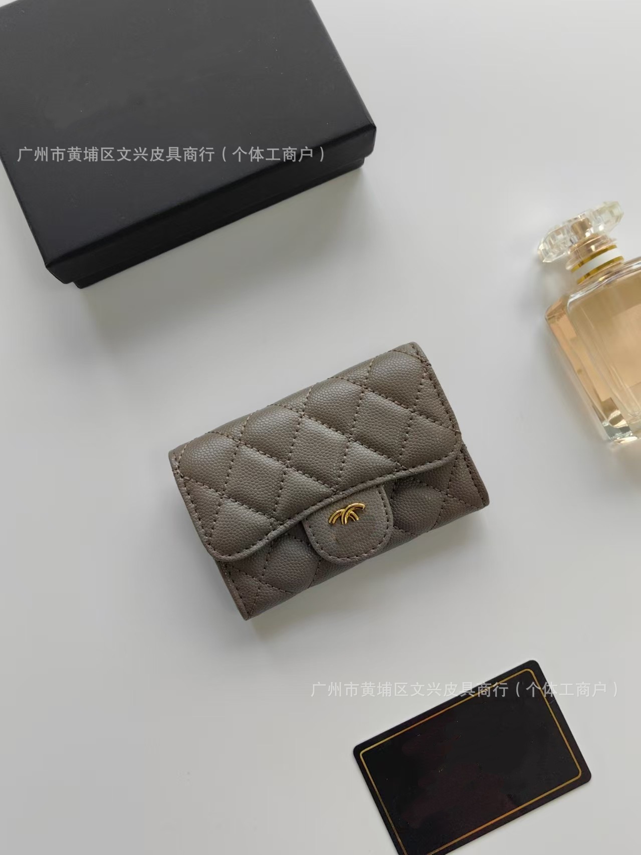 Cartera de cuero corta de diamante de alta calidad, nicho casual, gran capacidad, exquisita, pequeña bolsa de cambio de hebilla fragante.