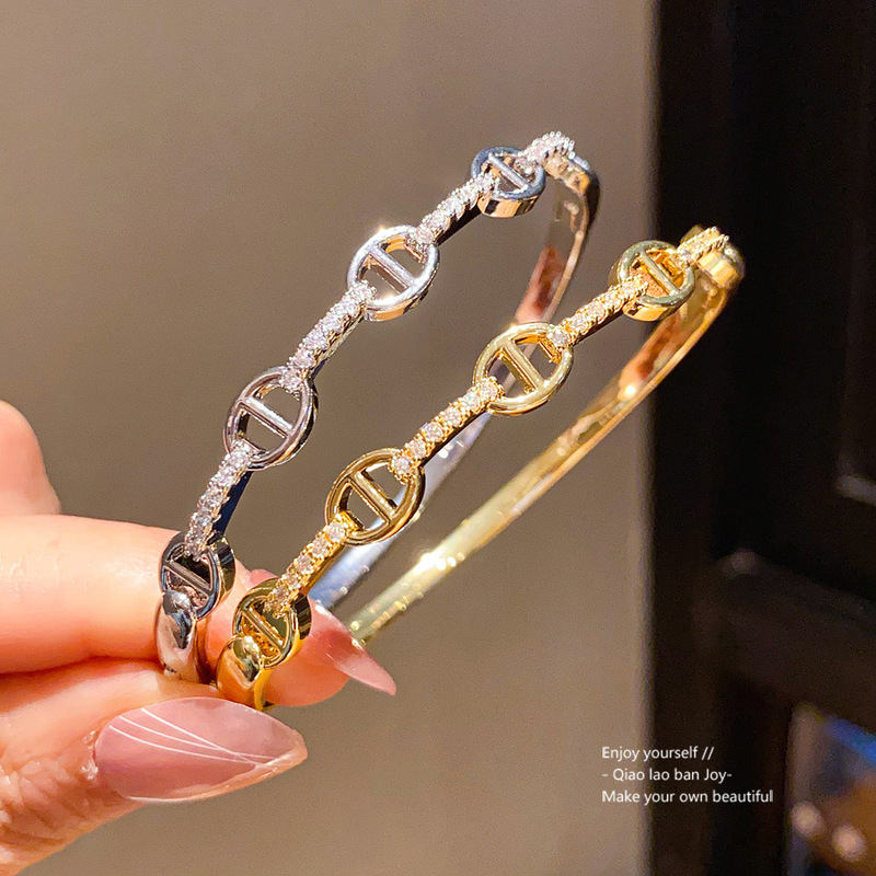 18K Real Gold Electroplated Zircon Pig Nose Buckle Bracelet Accessible Luxury High-End Bracelet Fashionable Elegant Hand Jewelry Wholesale