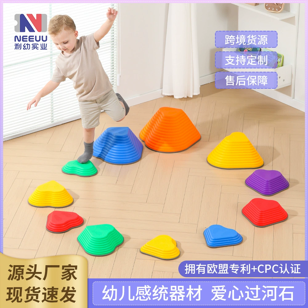 Трансграничная игрушка взрывая любовь через реку