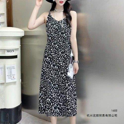 New summer floral print camisole dress, elegant and slimming, covers the body, over-the-knee V-neck fashion dress, mid-length camisole New summer floral print camisole dress, elegant and slimming, covers the body, over-the-knee V-neck fashion dress, mid-length camisole