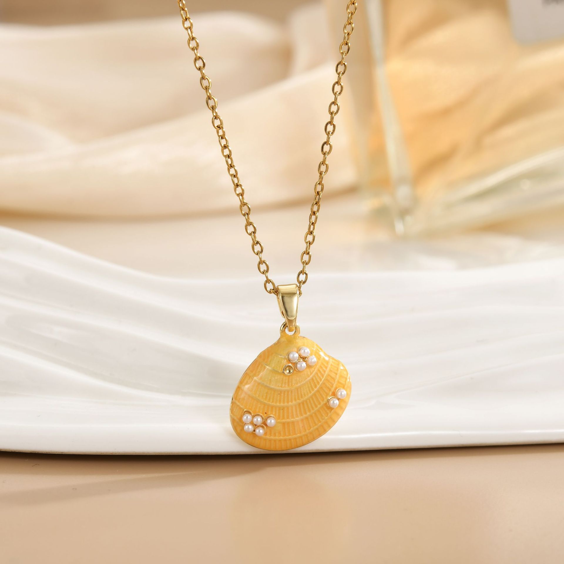 Ocean Style Shell Pendant Necklace With Pearl & Gold Plating_voghion.com