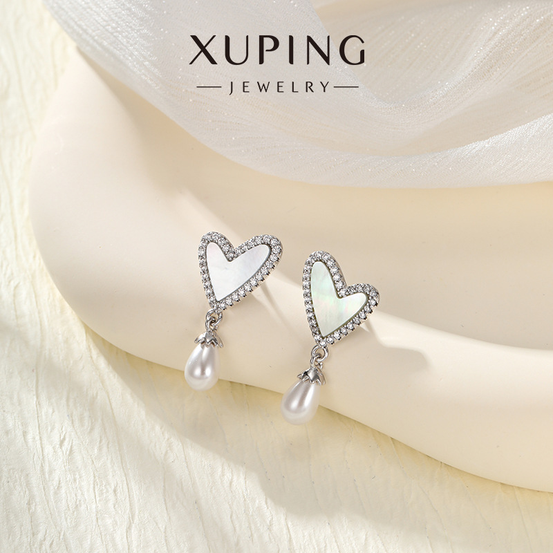 Xuping moda dulce temperamento amor imitación de perlas pendientes de brillo nicho aleación de cobre chapado blanco suave aretes de viento