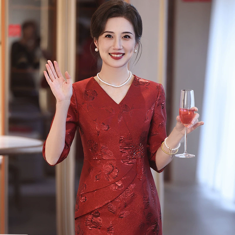 Женщина средних лет одевается в свадебное платье