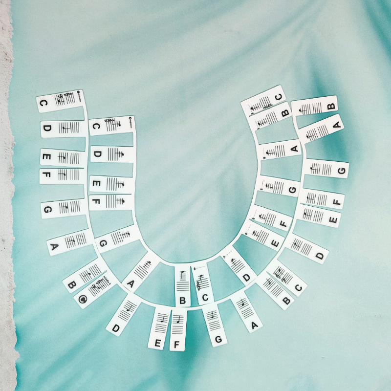 흰색 배경에 61 키 블랙