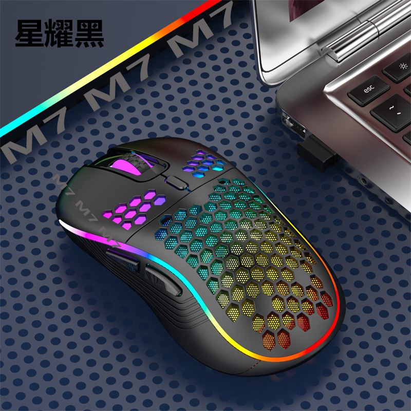 Kablosuz şarj özelliğine sahip, RGB aydınlatmalı, hafif oyuncu dizüstü bilgisayar aksesuarı olan oyuklu mouse.