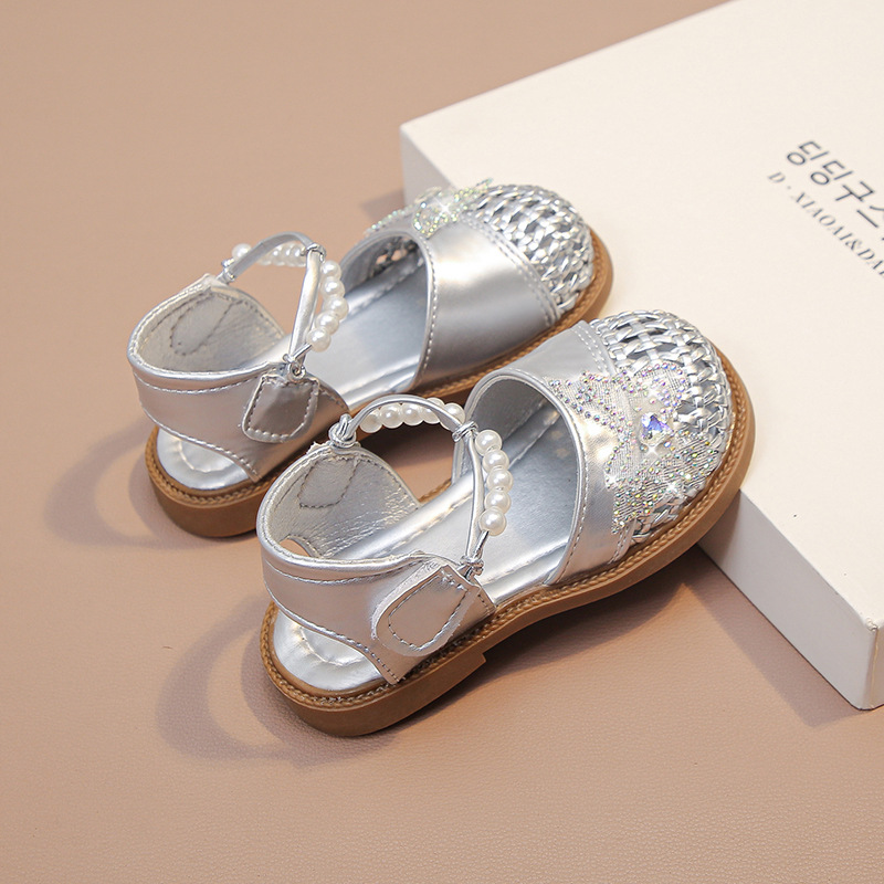 Zapatos de perla huecos para niñas 2026 verano nuevos zapatos de princesa de moda para niños zapatos de bambú de tejer para niñas