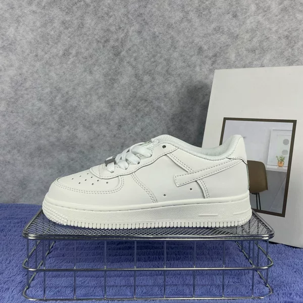 Top Fashionable and Versatile Children's Casual Sports Shoes, Featuring Breathable Holes That Balance Breathability and Comfort
