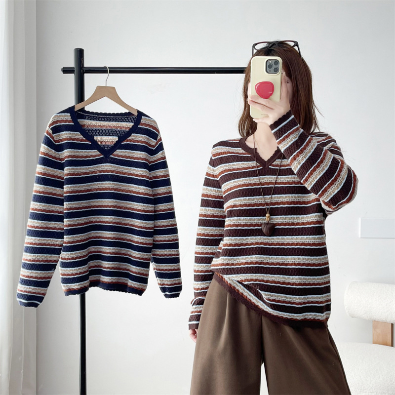 Plus-size women's clothing: a V-neck striped jacquard knit sweater that makes you look younger and slimmer, a versatile and elegant piece. 732350