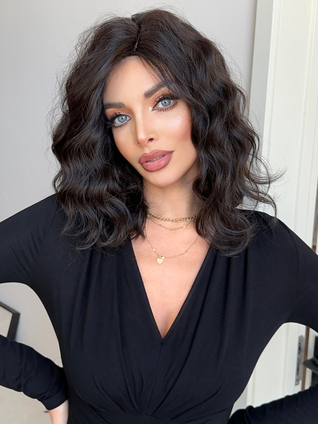 Unisex mittellanges lockiges Haar, kurzes Haar, Bob, Mittelscheitel, altersreduzierendes Chemiefaser-Hochtemperatur-Seidenperückenset_voghion.com