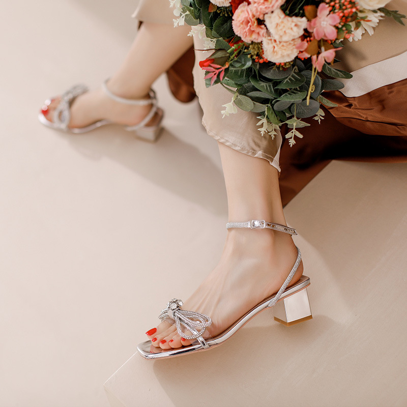 2022 verano nuevo dulce diamante arco sandalias hadas viento plateado transparente botón sandalias de tacón grueso para mujeres