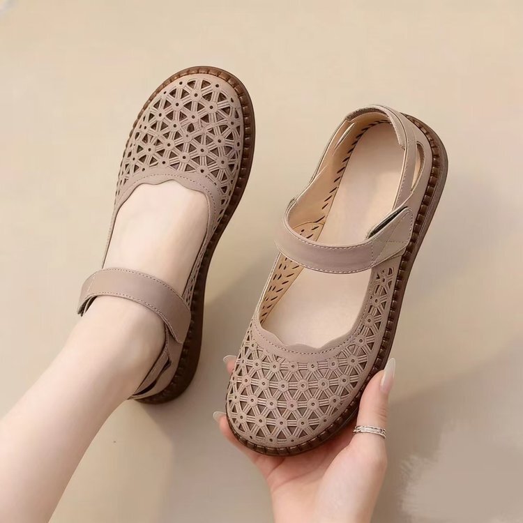 2026 Summer Flat Mom Sandals Breathable Soft Sole Casual Middle-Aged and Elderly Clogs Hollow Non-Slip Elderly Shoes