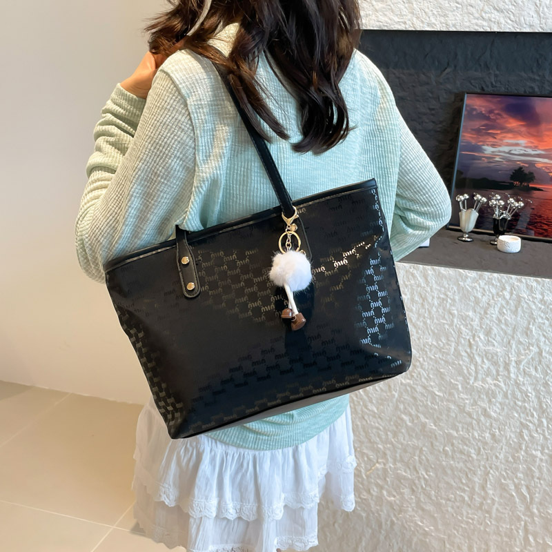 Moda transfronteriza letras reticulares portátiles bolsas de mano simples bolsas de mujer 2025 nuevo hombro de gran capacidad bolsas de brazo de marea