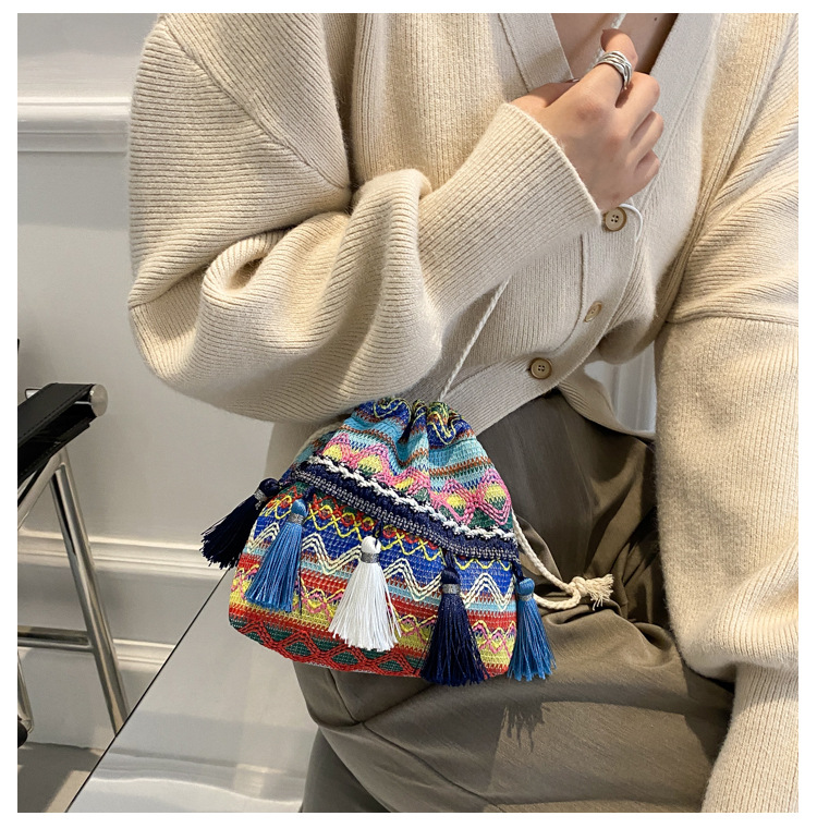 The 2022 new trendy and fashionable fringed bucket bag, a single-shoulder personalized crossbody bag with ethnic style undefined