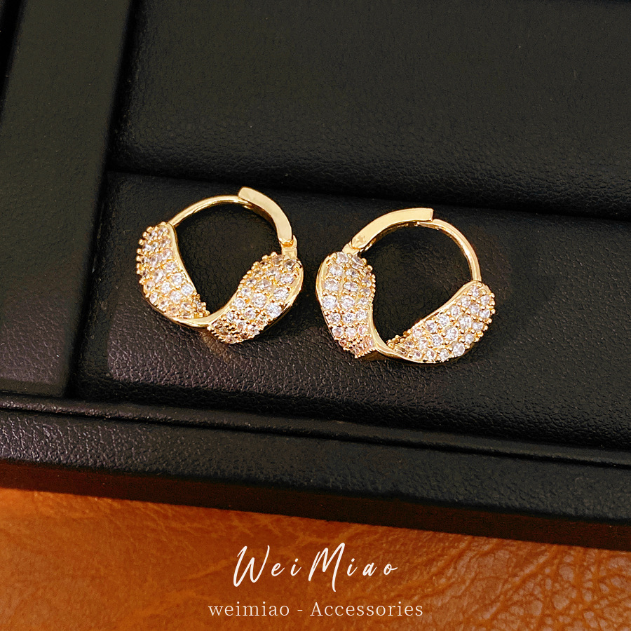18K oro real electronite torcido pendientes redondos brillo personalidad temperamento pendientes ligero lujo alta sensación de auriculares