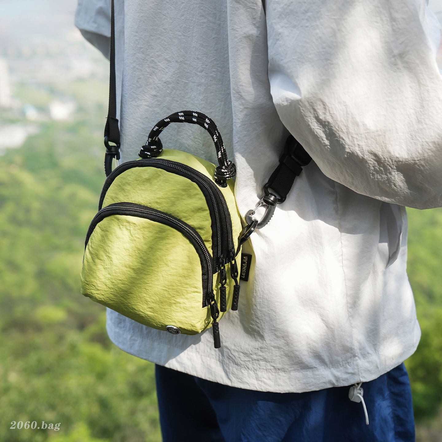 Simple mochila ligera nueva moda 2026 bolsos al aire libre nicho de hombro con el mismo teléfono móvil de nylon para hombres y mujeres