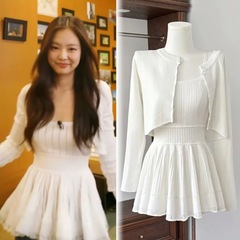 現物スターの甜酸素Jennie韓系ニットカーディガンの白い上着は腰のガーターのスカートの女性のバレエの風のスーツを収めます。