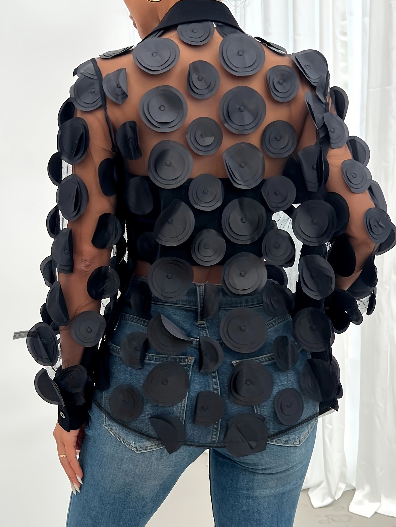 Camicia da donna a maniche lunghe con motivo traforato in rete, elegante, con collo alto, decorazione floreale tridimensionale e bordo incrociato_voghion.com