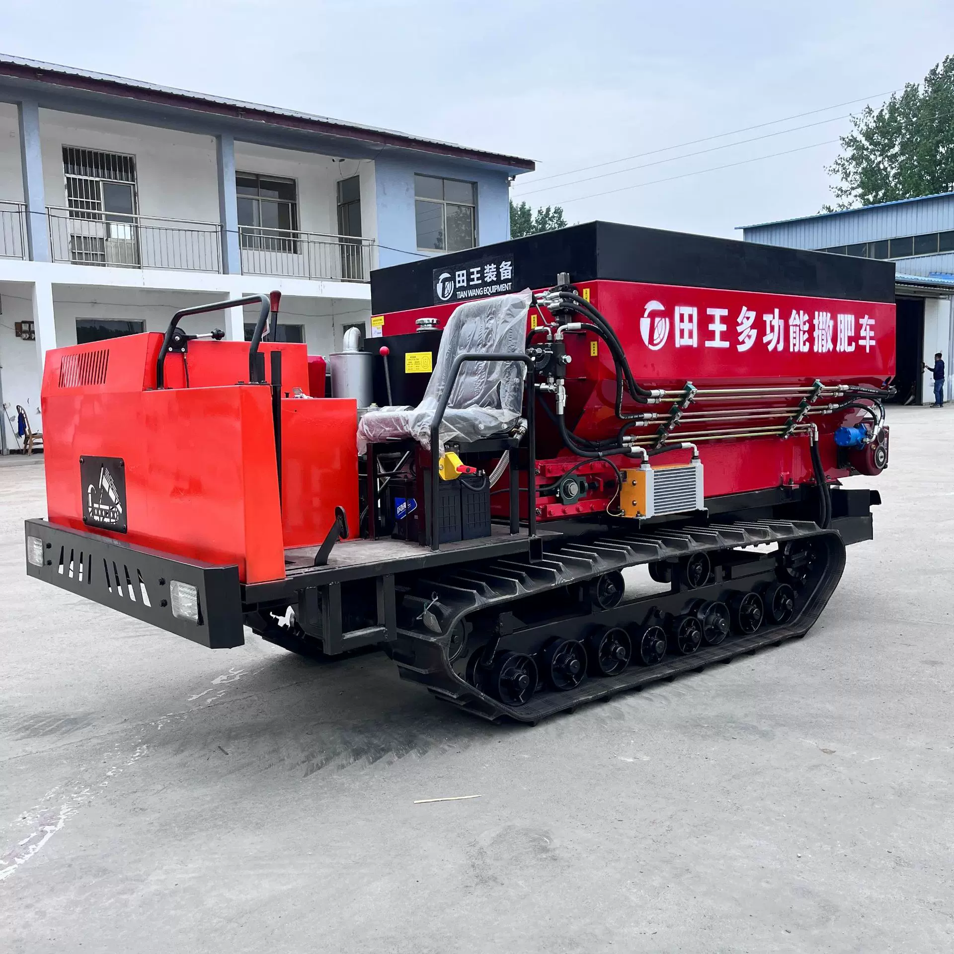 厂家现货农田施肥自走式履带撒肥机履带撒粪车大棚果园顺肥机