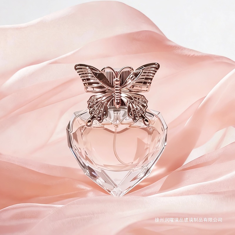 Suministro de botellas de perfume en forma de corazón 100ml 50ml 60ml botellas de pulverización de corazón de melocotón de presión de botellas de vidrio creativas