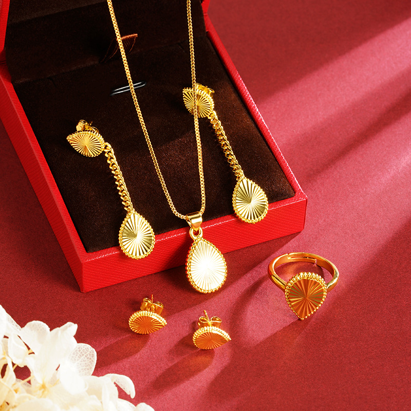 Nuevos productos de lujo ligero de verano de oro de oro de Vietnam flores collar de gota de agua combinación de anillos pernos joyería fuente al por mayor