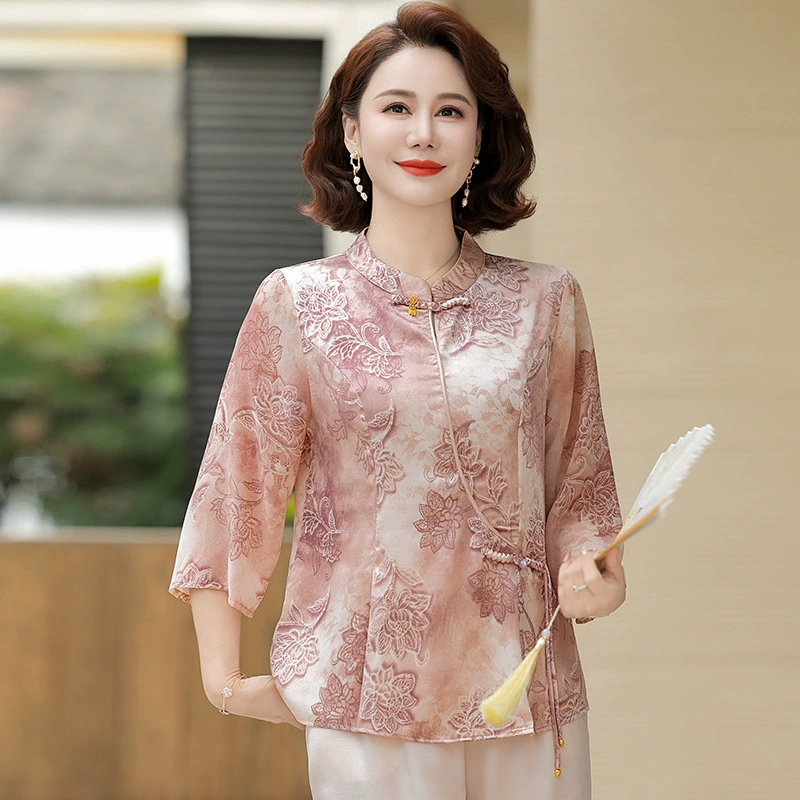Мама средних лет одеваются в новый китайский стиль