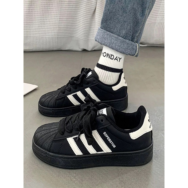 Zapatos blancos de cabeza de concha para mujeres 2025 primavera nuevos zapatos de plancha en línea rojo explosivo zapatos deportivos casuales