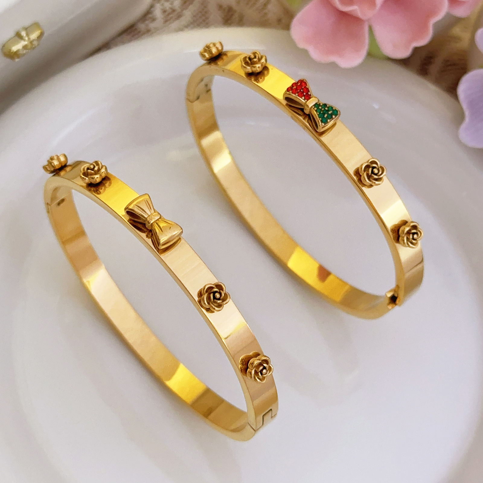 Pulsera de acero de titanio exagerada europea y americana, pulsera de lazo, pulsera de flor dorada de nicho, pulsera de hip-hop geométrica de oro de 18k