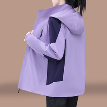 连帽冲锋衣女秋季2025新款春秋薄款宽松大码显瘦休闲女士短款外套