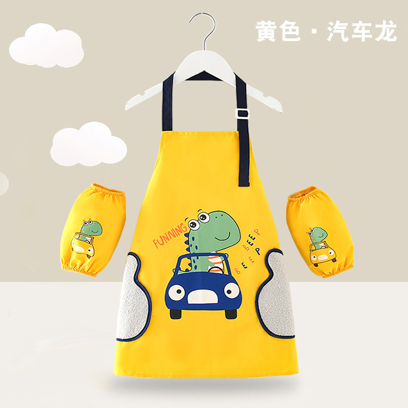 子供のエプロンの絵のカバーの服の男の子の赤ちゃんは食事をします。|undefined