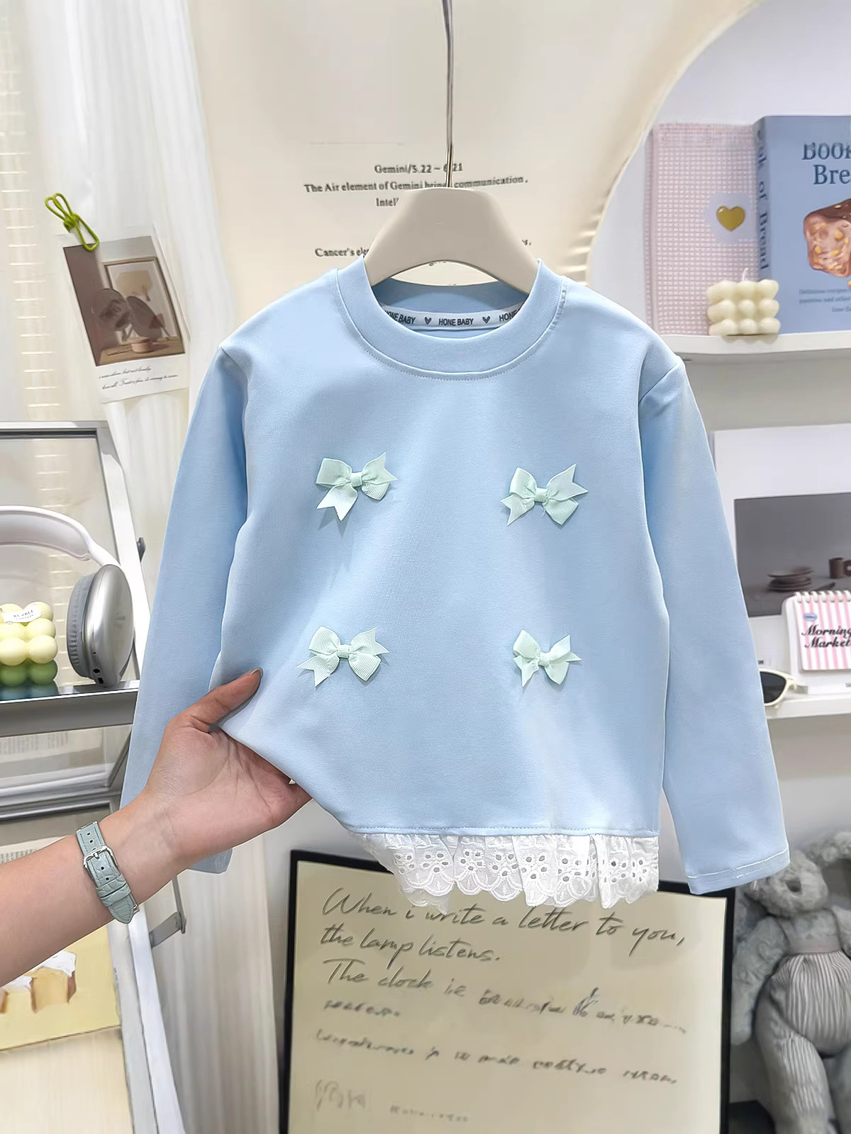 Nuevas chicas de primavera y otoño dopamina de manga larga moda lindo lazo de encaje dobladillo elegante blusa de cuello redondo