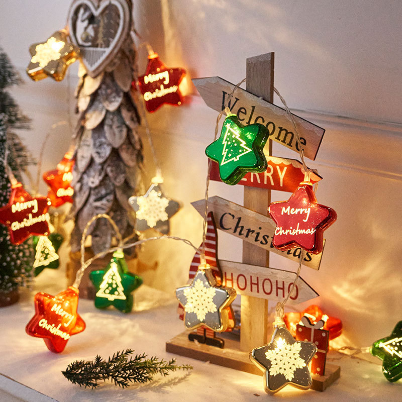Cuerdas de lámparas de estrellas plateadas en Navidad