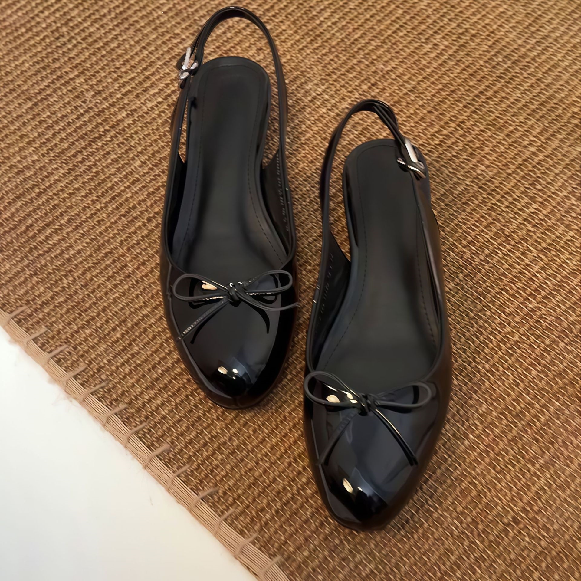 Sandalias de Cuña Cerradas de Superfibra con Hebilla y Tacón Medio para Verano