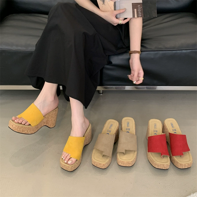 Женские летние шлепанцы-вьетнамки Miting 2025 на толстой подошве, открытые, из матовой кожи, на высокой платформе, универсальные, модные, трендовые.