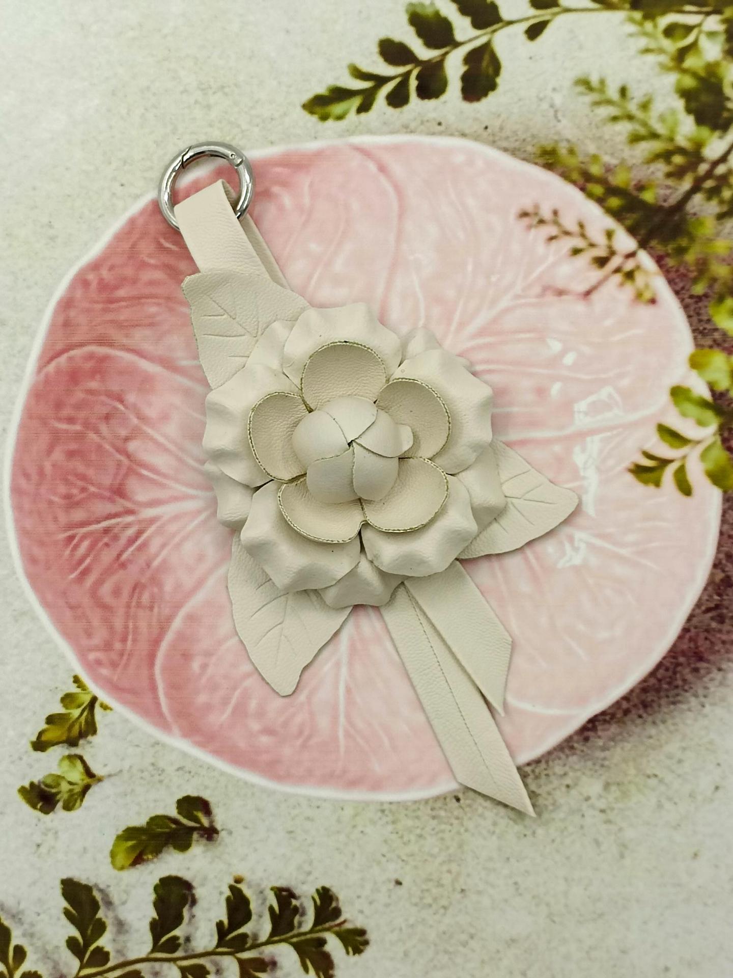 KC250303-8.5x17.5五瓣皮花钥匙扣-IMG20