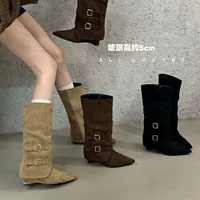 Бархатные высокие сапоги‑сапожки, приталённые, с ремешками и пряжками, заострённый носок, каблук ~5 см