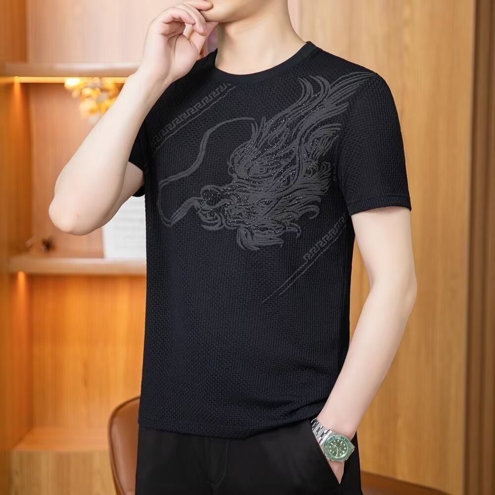 Lujo ligero de manga corta 2026 verano europeo seda de hielo moda delgada camiseta bordada hombre transpirable de manga media